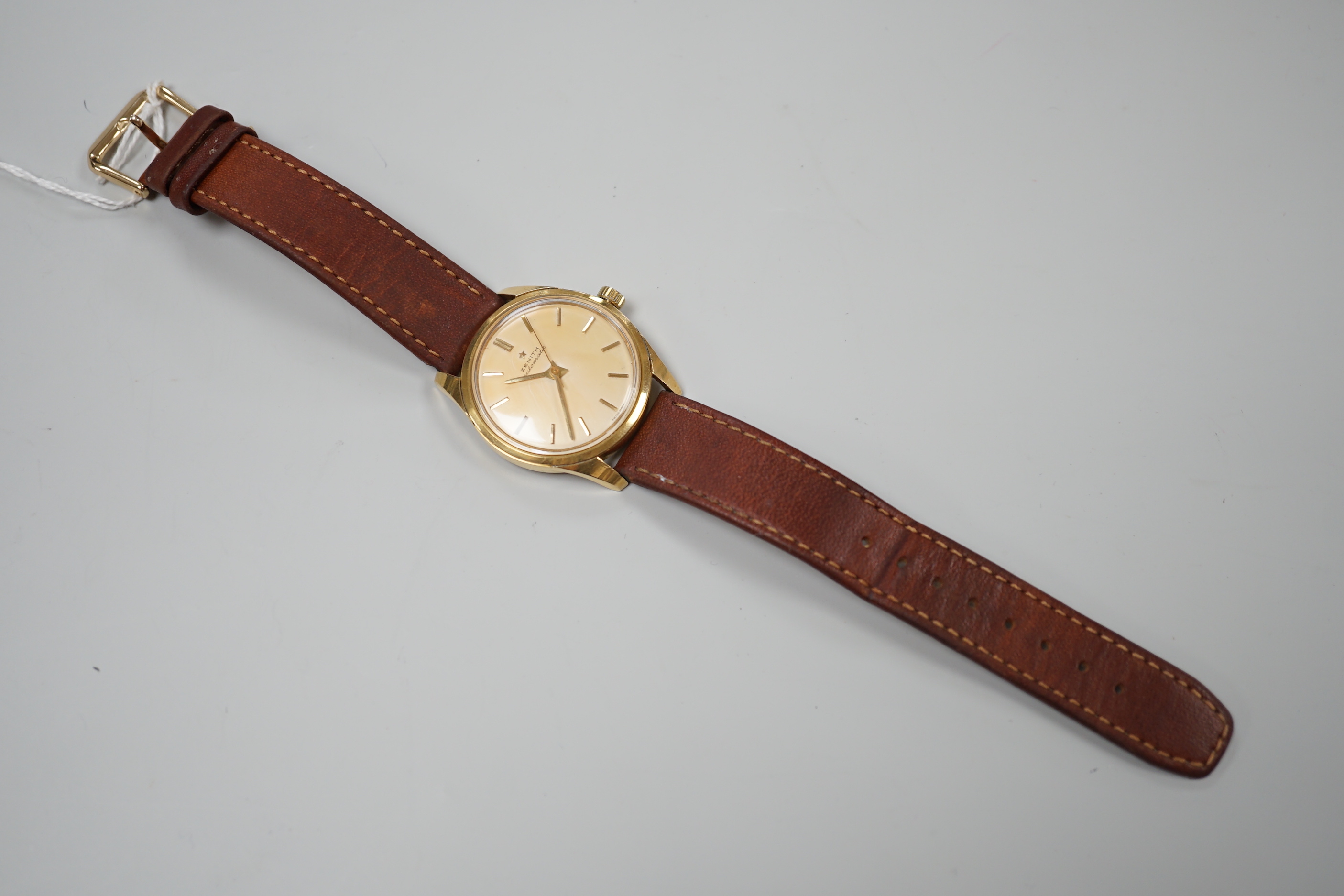 A gentleman's 18ct gold Zenith automatic bumper movement wrist watch, on associated leather strap, case diameter 33mm, no box or papers.